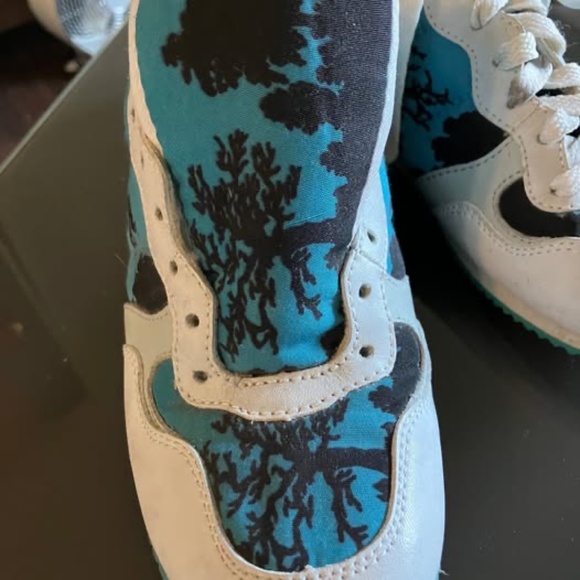 Vintage Kenzo Sneakers. Night Scene on Turquoise Background with White Leather - Picture 4 of 5